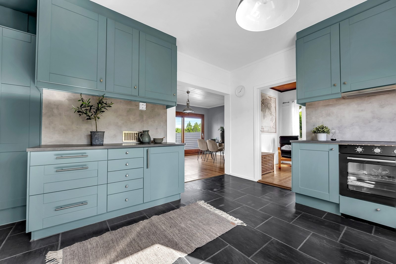 Moderne fargevalg på kjøkkenet med profilerte fronter og benkeplate av laminat. Galleribilde