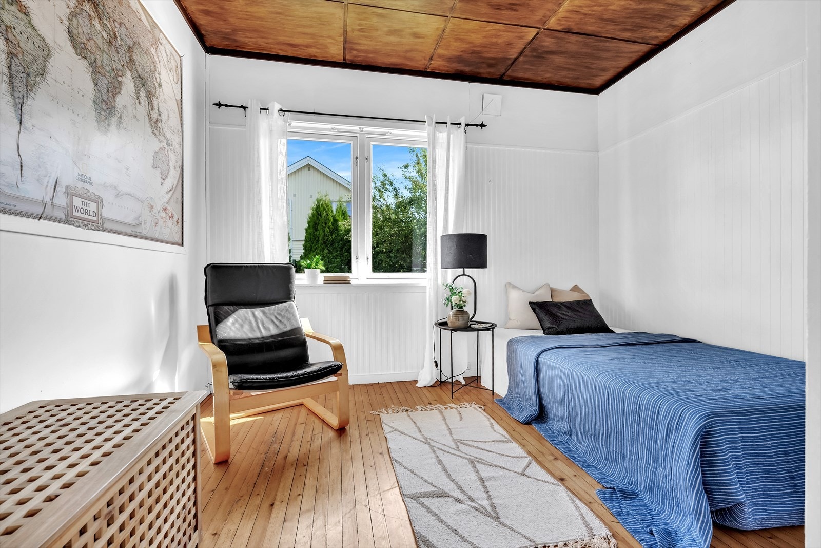 Eneboligen har totalt 4 soverom, dette er i 1.etasje og har plass til seng og nattbord. Galleribilde