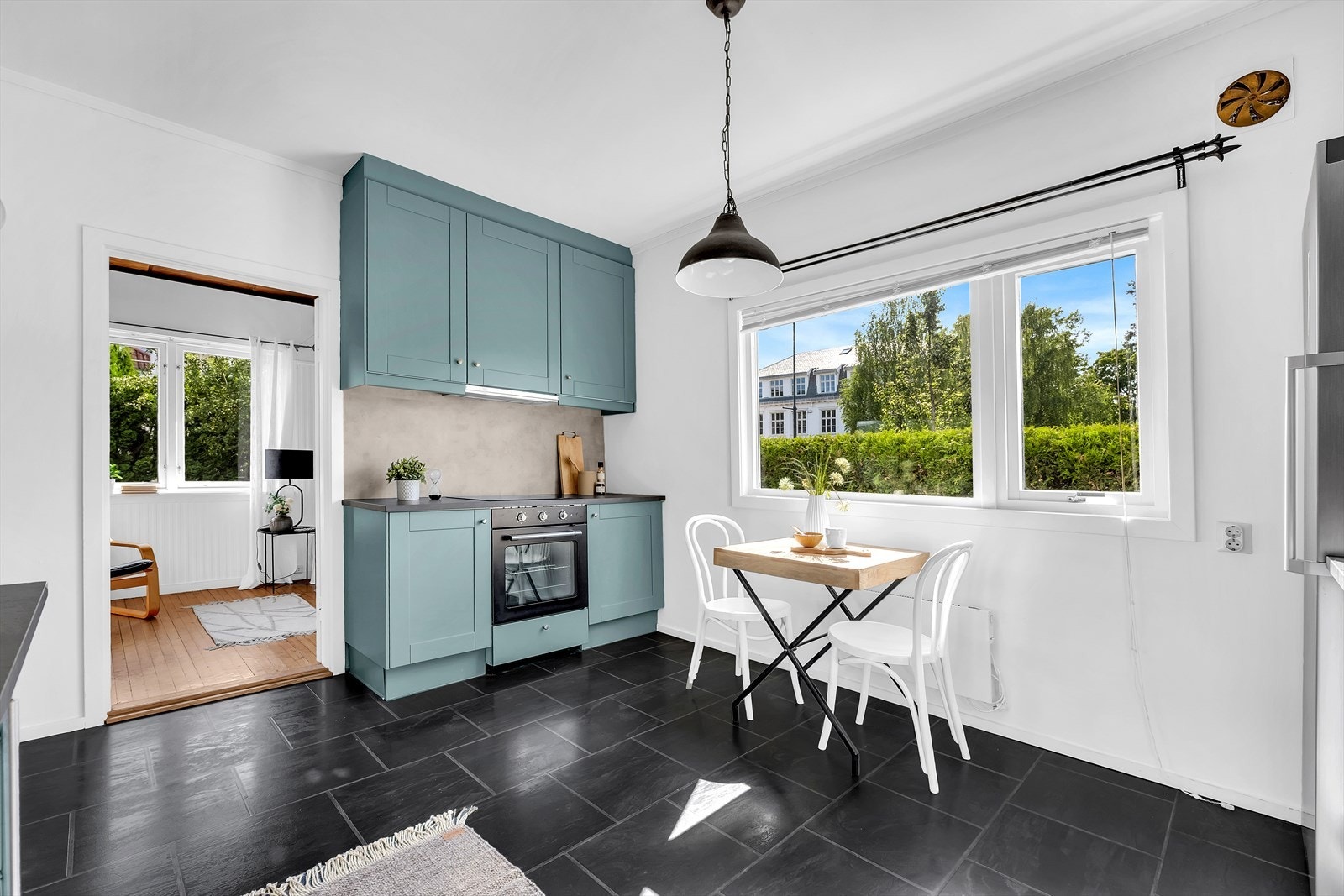 Det er plass til et hyggelig spisebord foran vinduet på kjøkkenet. Galleribilde