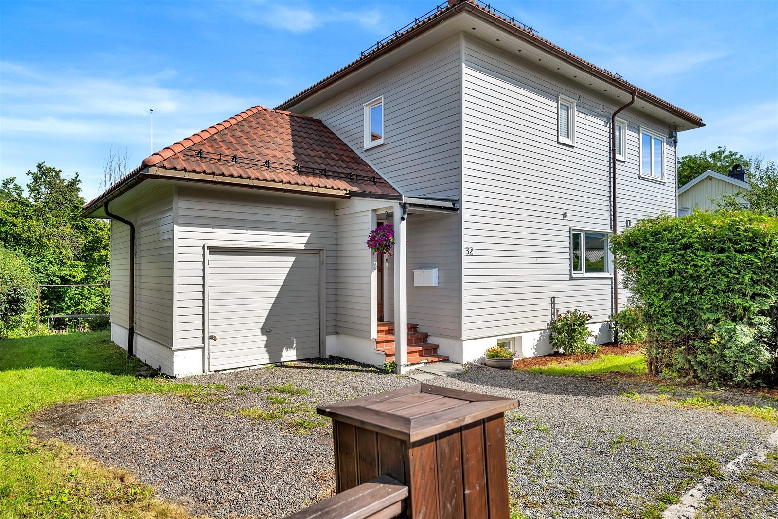 Det er en enkel garasje i forbindelse med huset. Ellers parkering i gruset gårdsplass. Galleribilde