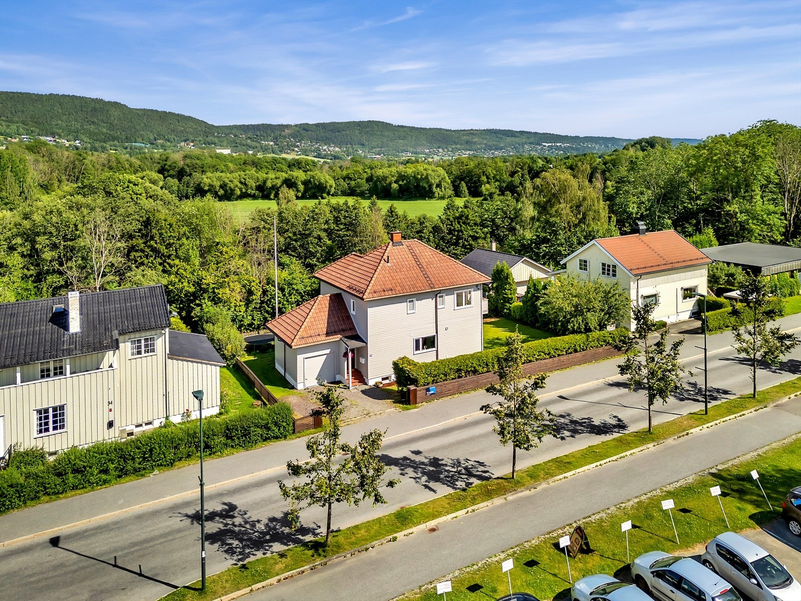 Kort vei til moderne Hegg barneskole samt Lierbyen ungdomsskole. Hegg Barneskole har også et flott uteareal med flere fotballbaner, skatepark, basketball, mm. Galleribilde