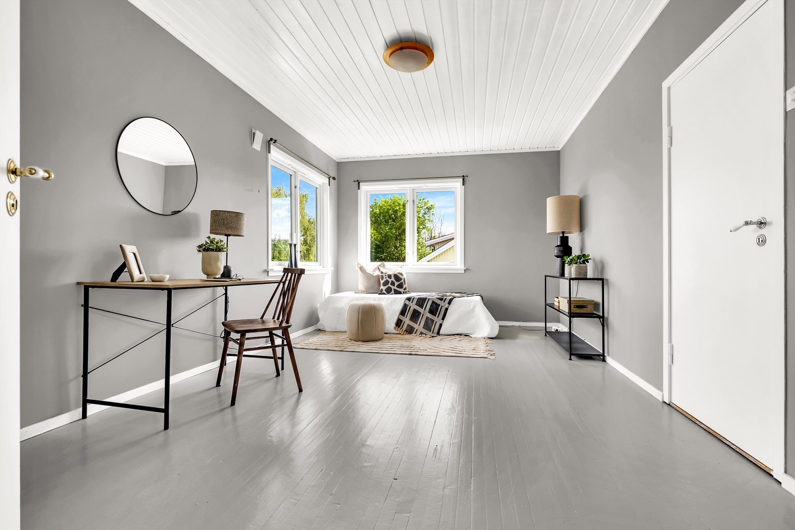 Romslig og lyst soverom med god plass til møblering av seng, nattbord, skrivebord og skap. Galleribilde