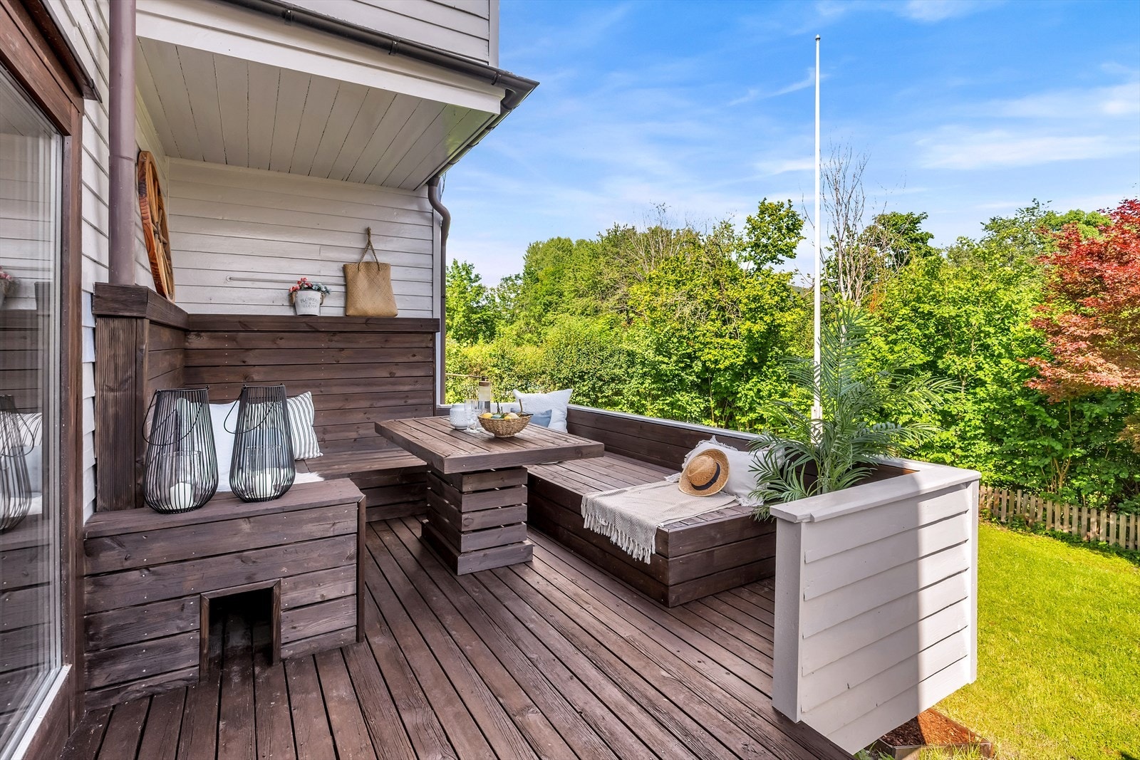 Her er det god plass til å nyte et bedre måltid i skjermede omgivelser. Galleribilde