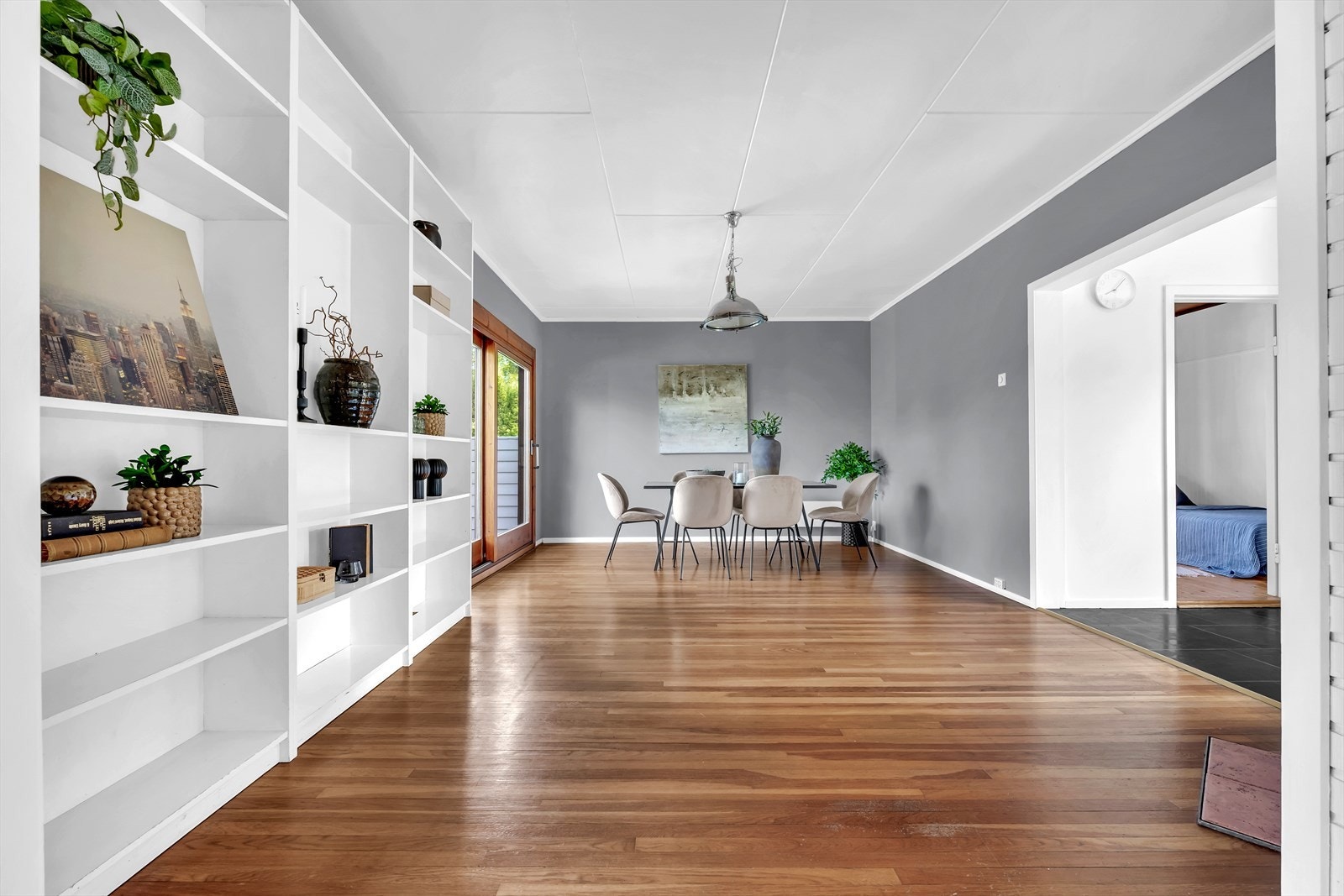 Gulvene har parkett, veggene har malte plater og taket har himlingsplater. Galleribilde