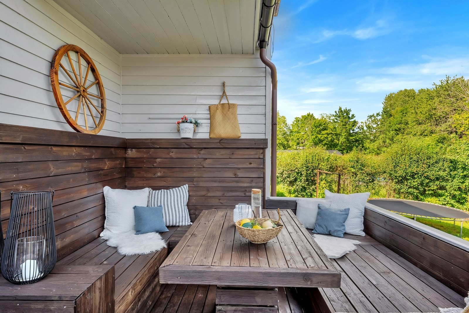 På terrassen ute er det plassbygde benker og bord. Galleribilde