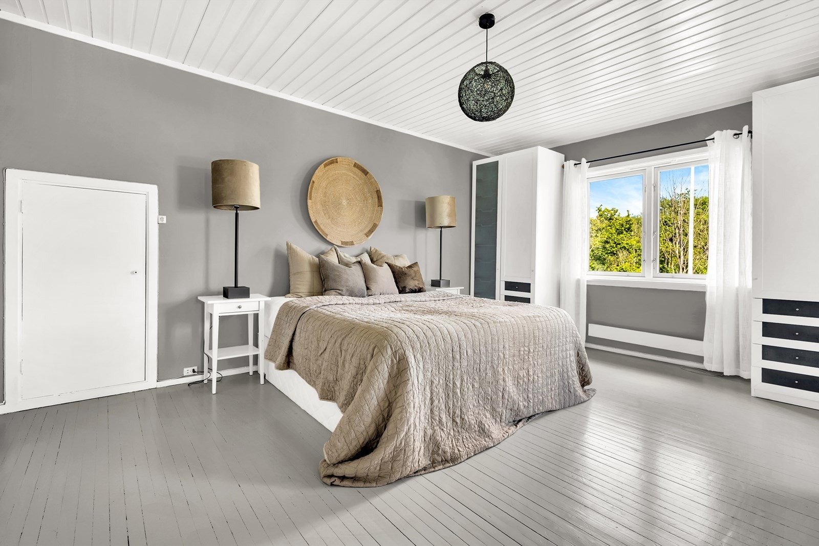 Her er det godt med skaper og skuffer til oppbevaring av tøy. Lagringsplass i bod. Galleribilde