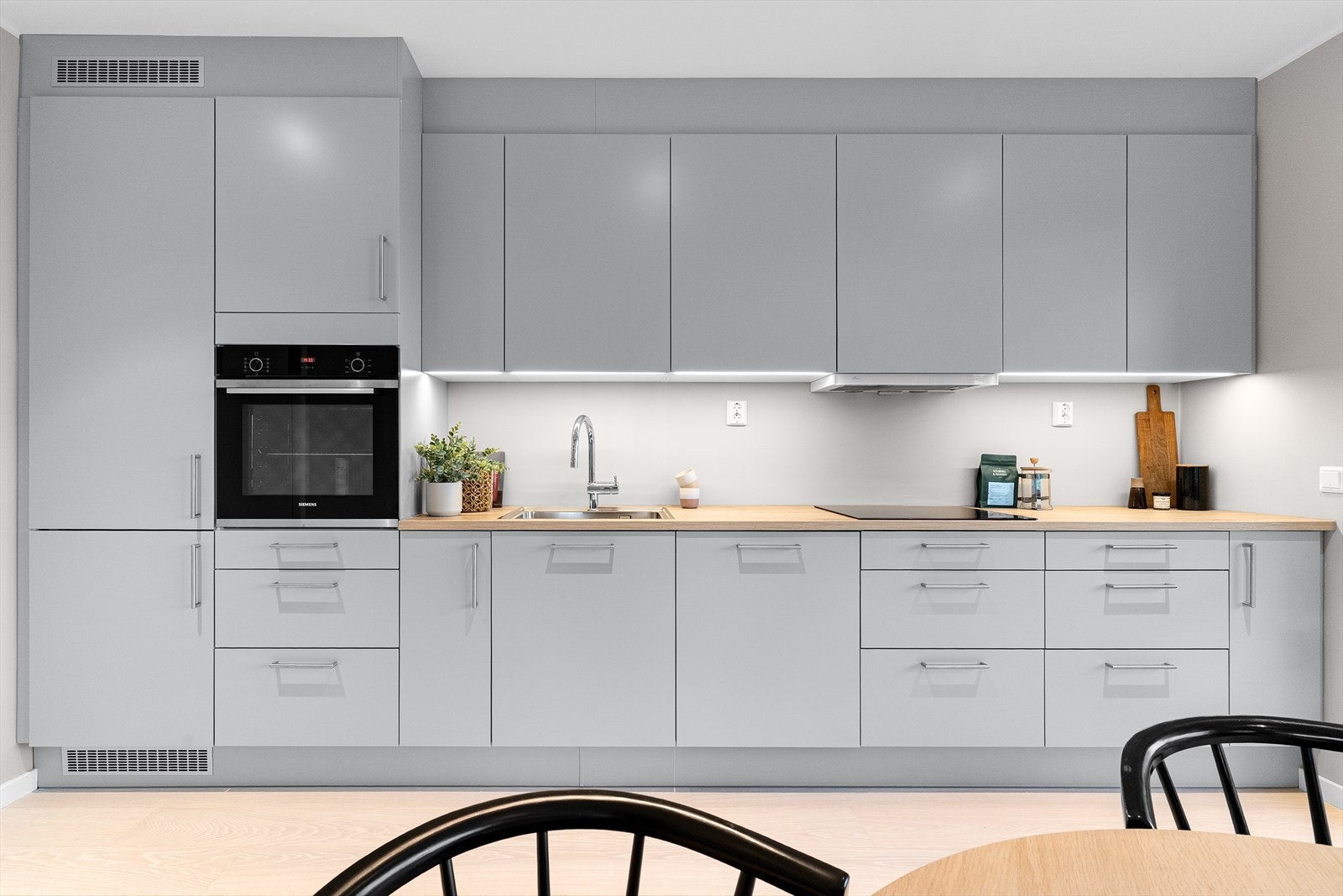 En gjennomtenkt plassering av elementene gjør kjøkkenet til et praktisk og hyggelig sted å lage mat. Galleribilde