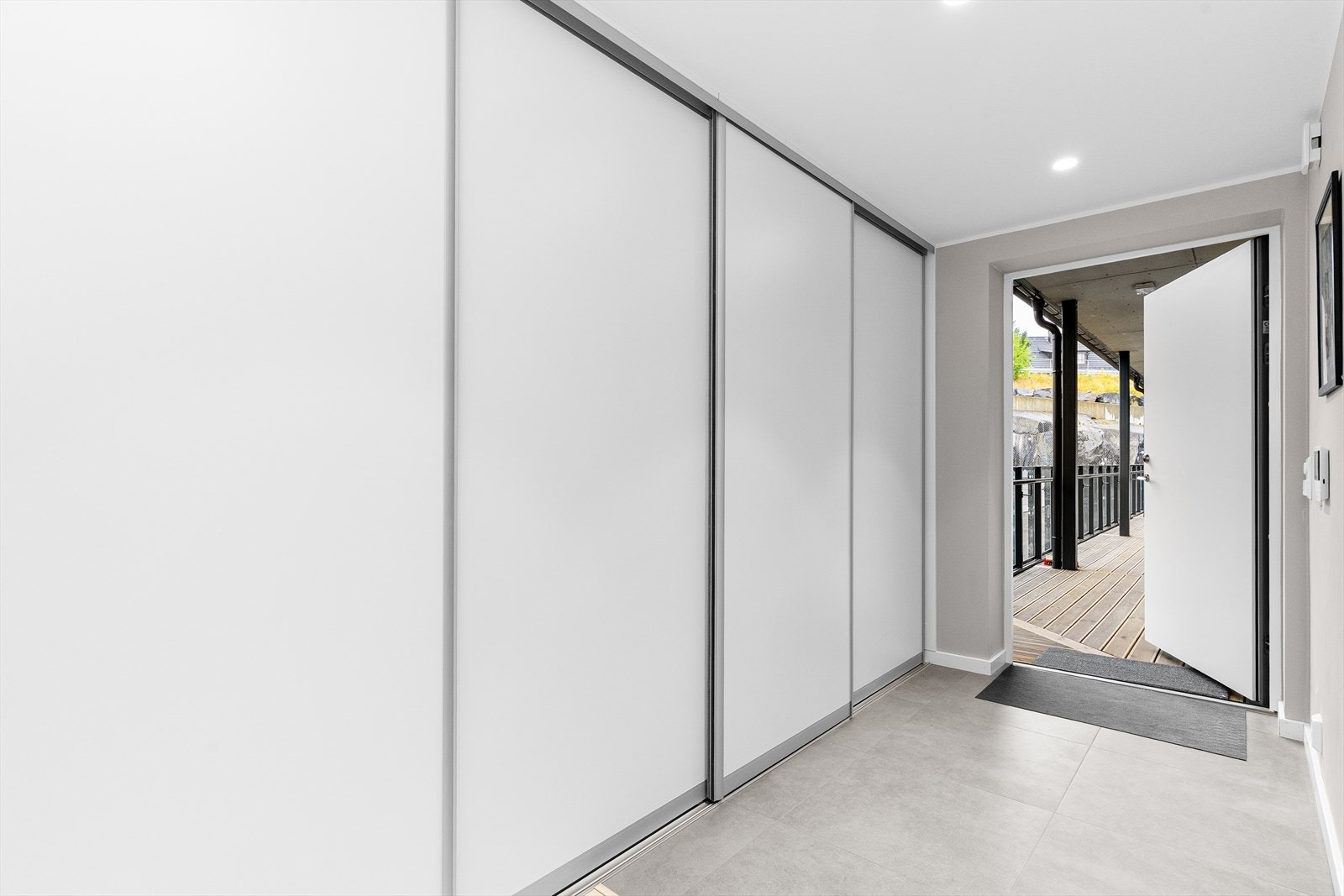 Det er god plass til oppheng for yttertøy og til å sette ifra seg sko, i skyvedørsgarderobe noe som gjør det enkelt å holde orden i inngangspartiet. Galleribilde