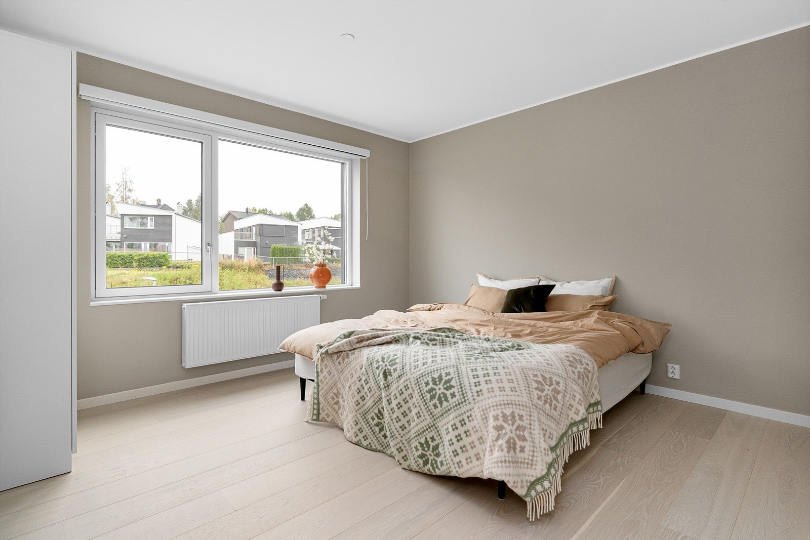 Soverommet er innredet med dobbeltseng med tilhørende nattbord og garderobeløsning. Galleribilde