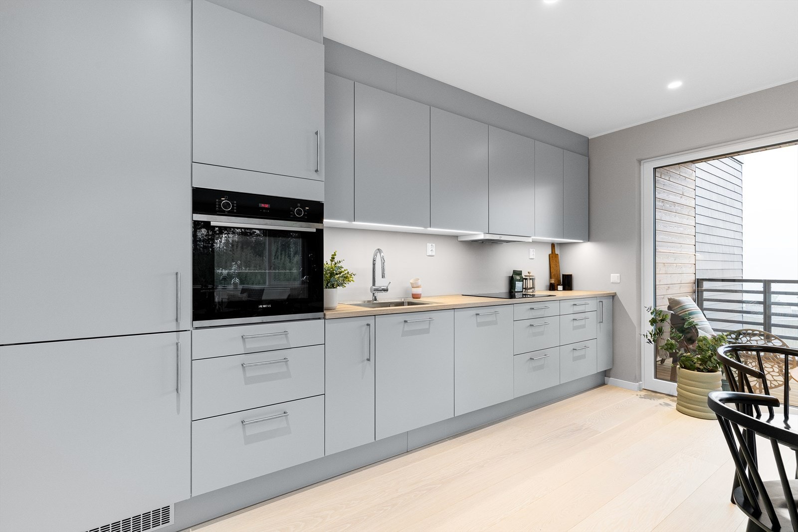 Kjøkkenet er utstyrt med integrerte hvitevarer som stekeovn, induksjonsplatetopp, kjøl/fryseskap og oppvaskmaskin. Galleribilde