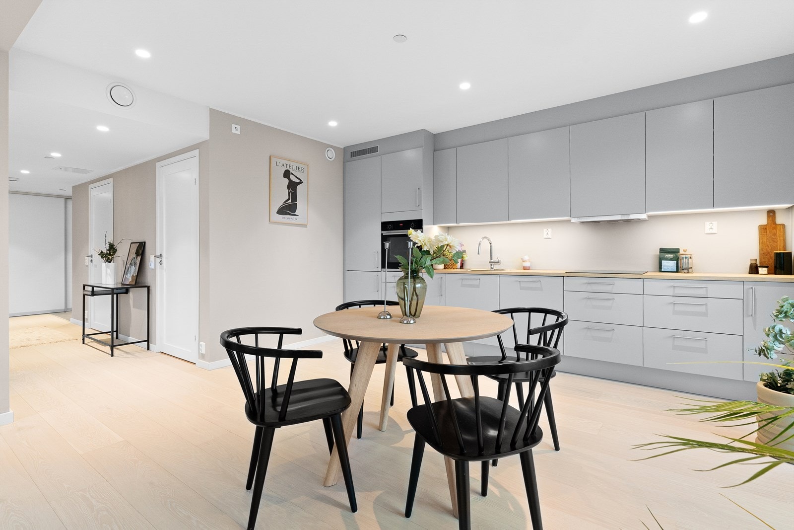 Den åpne løsningen mot kjøkkenet som gjør at rommet føles som et åpent og sosialt allrom. Galleribilde