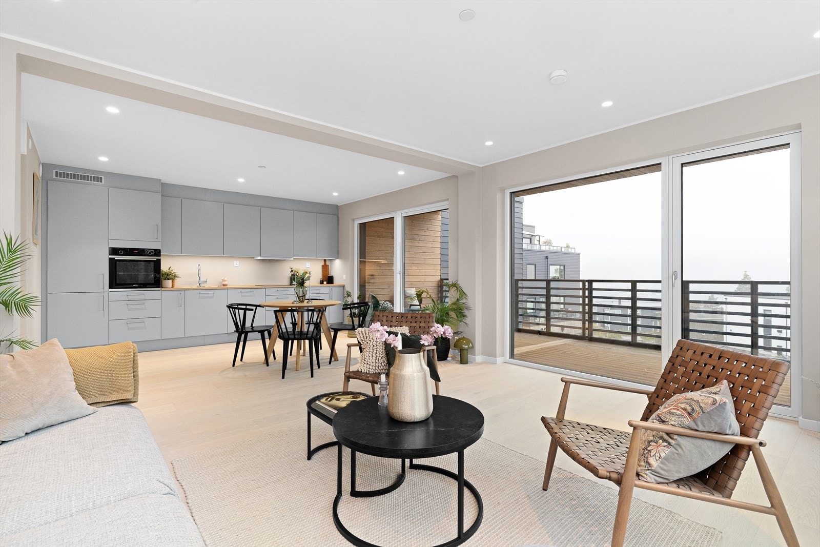 Leiligheten har en innholdsrik og gjennomtenkt planløsning som gir god flyt mellom rommene. Galleribilde