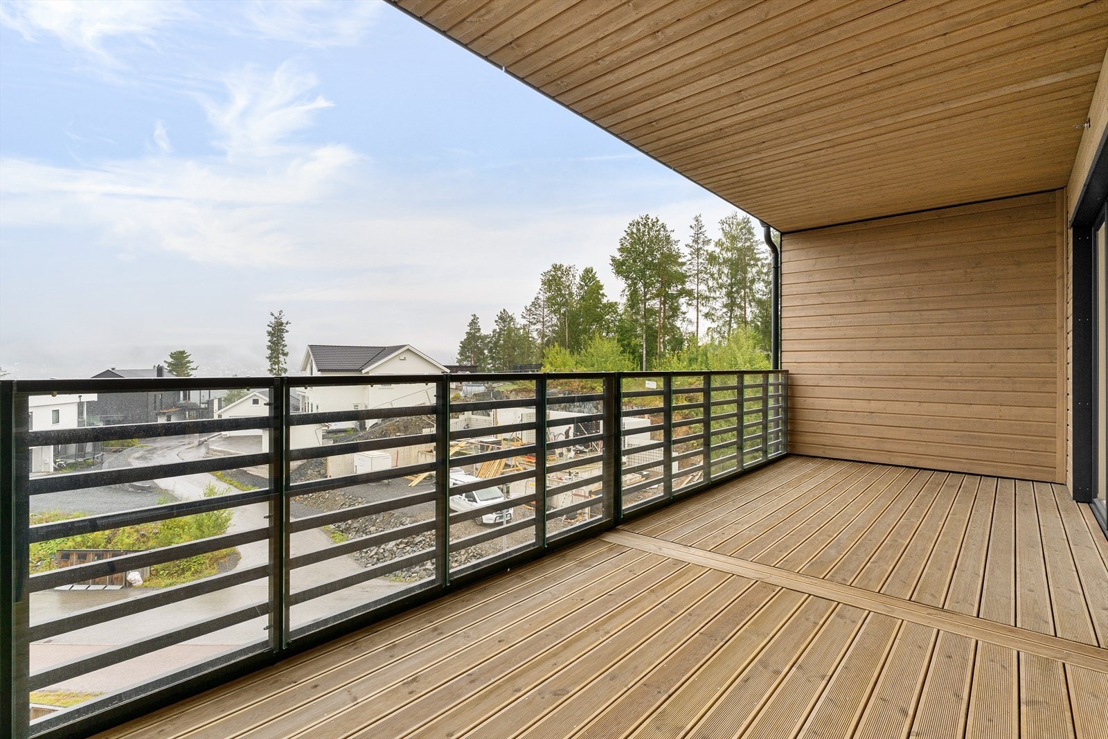 Enten du ønsker loungemøbler, en spisegruppe for hyggelige måltider med venner og familie, eller et avslappende hjørne har terrassen plass til dette. Galleribilde