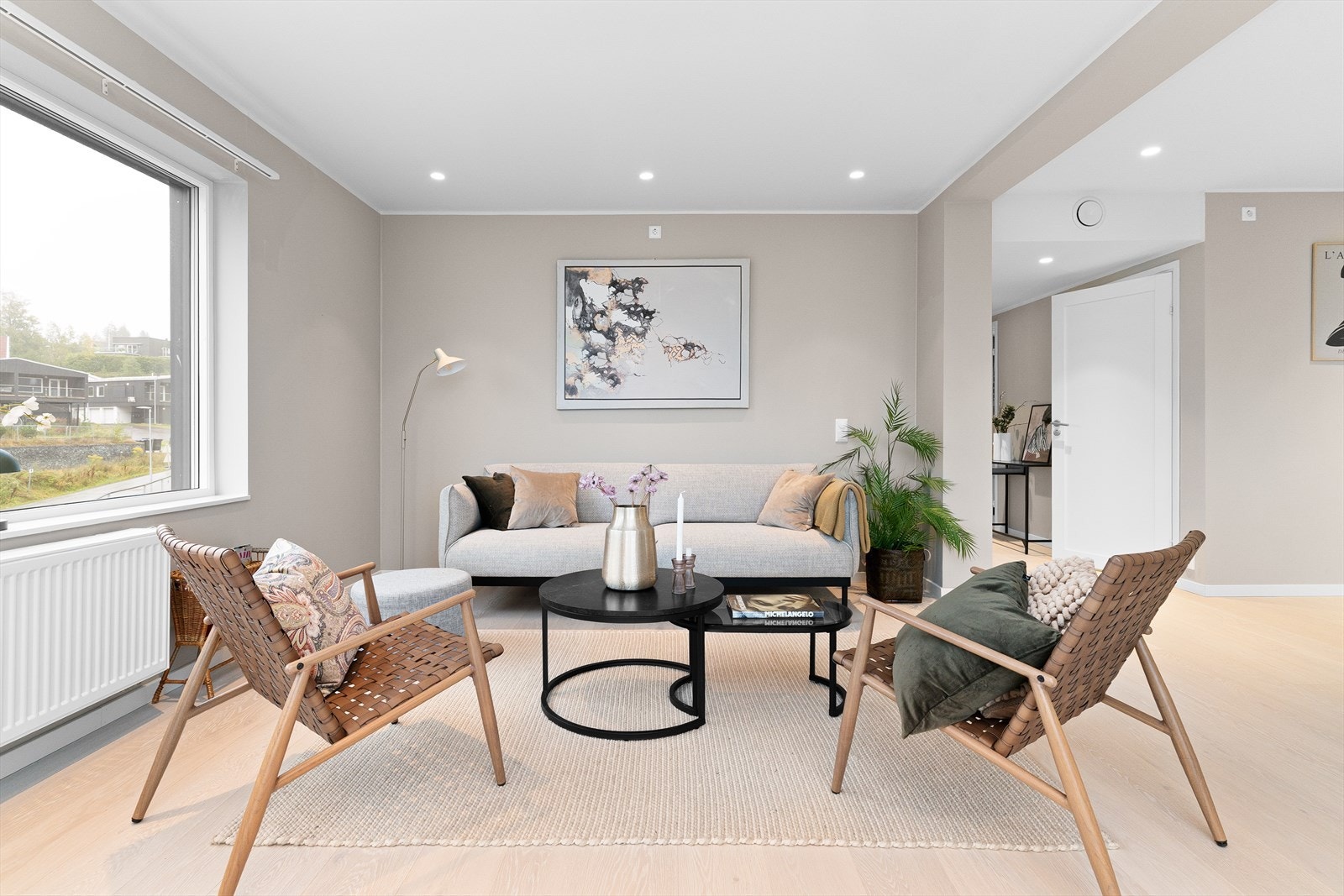 Stuen holder god romslighet med rom for en komfortabel sofakrok, underholdningsavdeling, vitrineskap og spisebord. Galleribilde