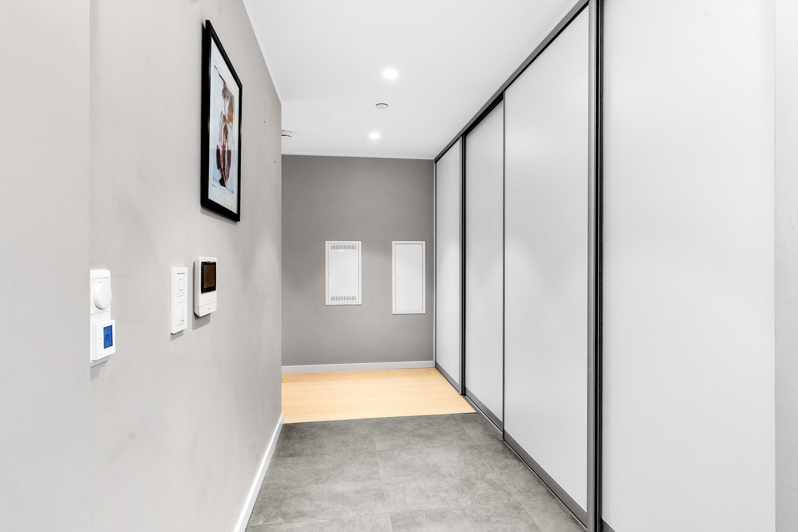 Leilighet med beliggenhet i 3.etasje og byr på 2 soverom, bad, toalettrom, kjøkken, stue, garderobe og entré. Galleribilde