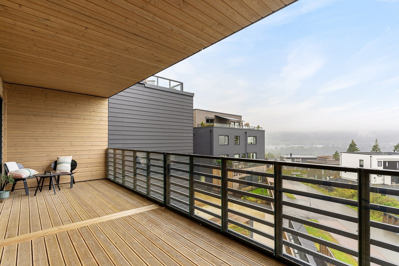 Leiligheten har direkte utgang til en stor overbygd balkong. Galleribilde