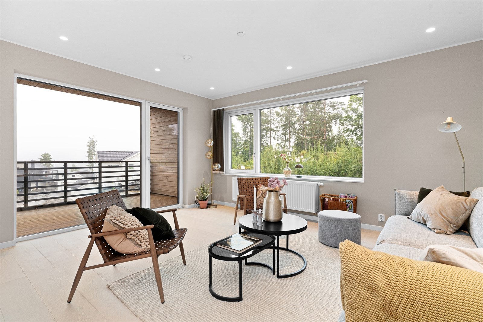 Med både åpne og funksjonelle oppholdsrom, tilbyr den fleksible løsninger for både hverdagsliv og sosiale sammenkomster. Galleribilde