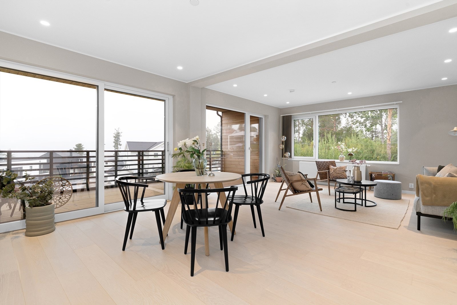 Alt er lagt til rette for den optimale lyssettingen med vindusflater som bringer den naturlige belysningen fint inn. Galleribilde