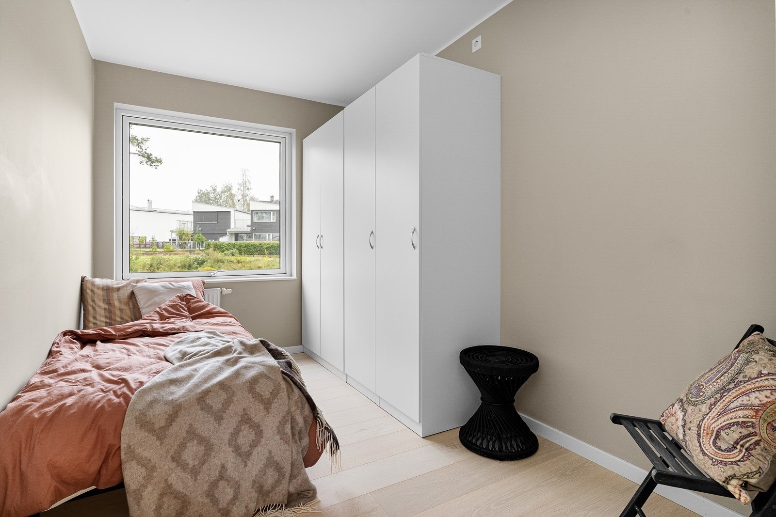 Soverom 2 har gode lysforhold, rom oppbevaringsløsning, god plass til seng og utstråler en behagelig atmosfære for avslapning og hvile. Galleribilde