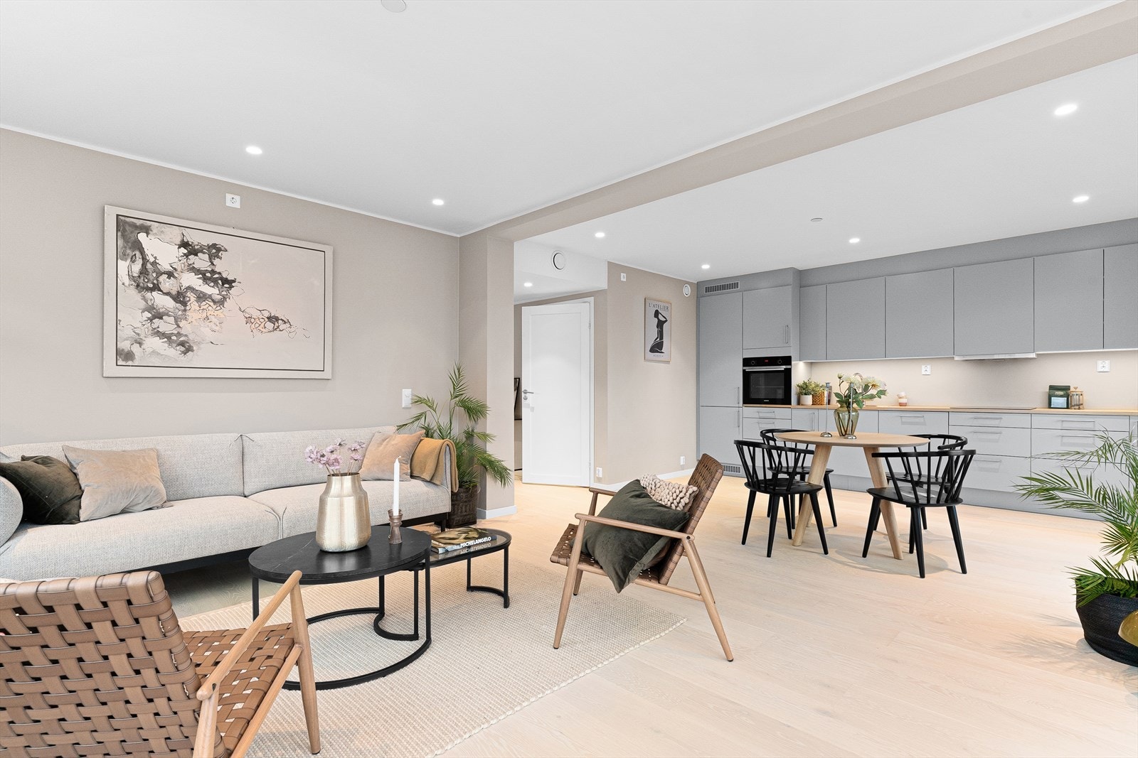 Stuen er lys og innbydende med 1-stavs parkett på gulv og slette vegger malt i en moderne og stilren fargetone. Galleribilde