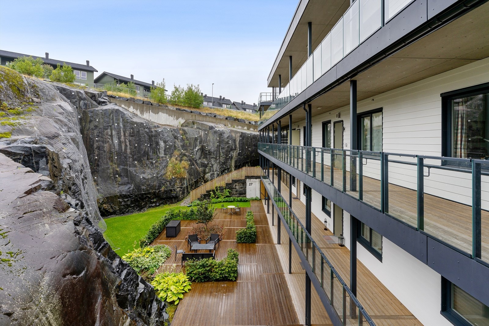 Tomten ligger i skrånende terreng, og prosjektet er tilpasset terrenget på en naturlig måte. Galleribilde