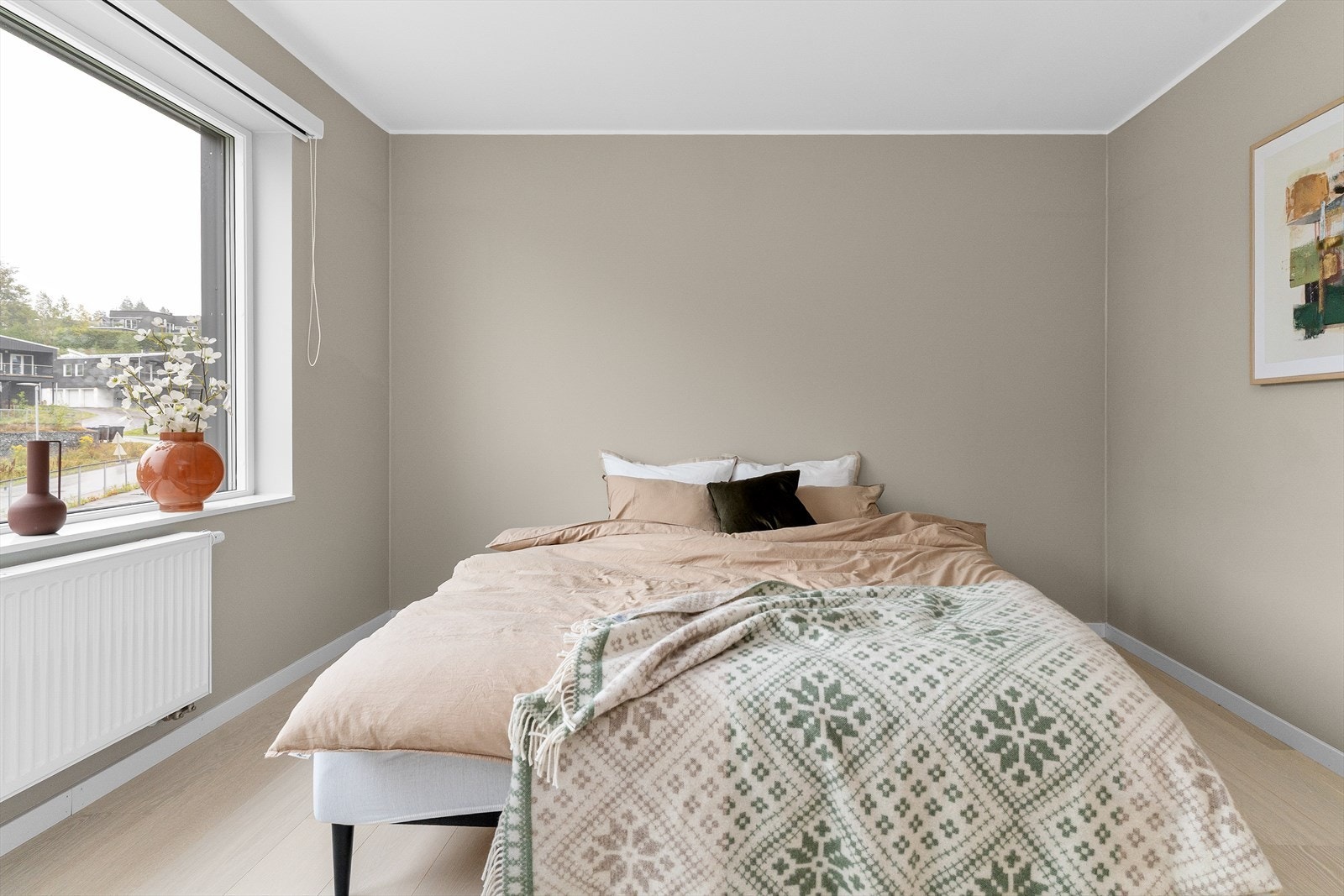 Hovedsoverommet er pent innredet og er malt i en trendy fargepallett, som gir rommet en behagelig og lun stemning. Galleribilde