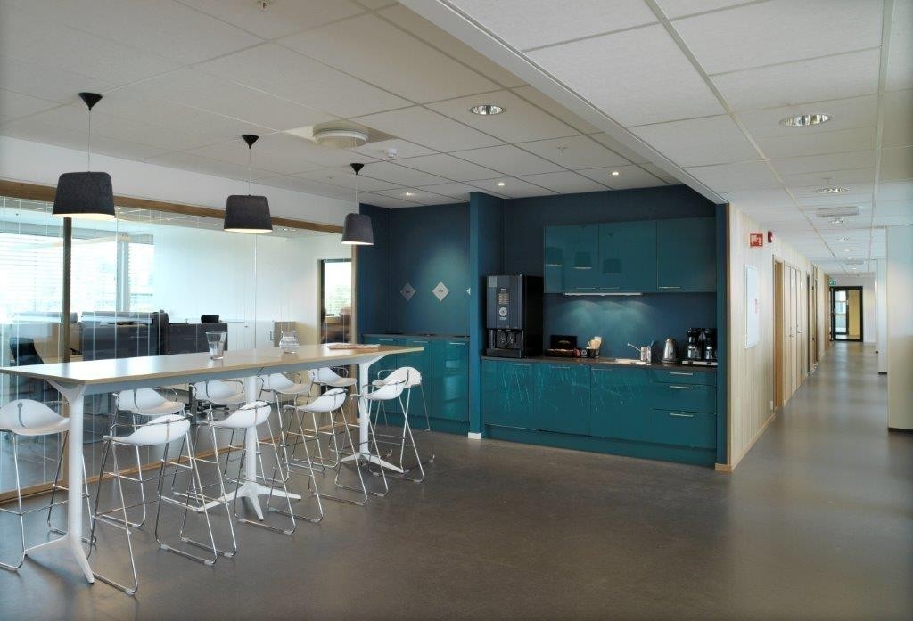 Tidsmessige løsninger med kombinasjon av landskap, cellekontorer og vrimleområder Galleribilde