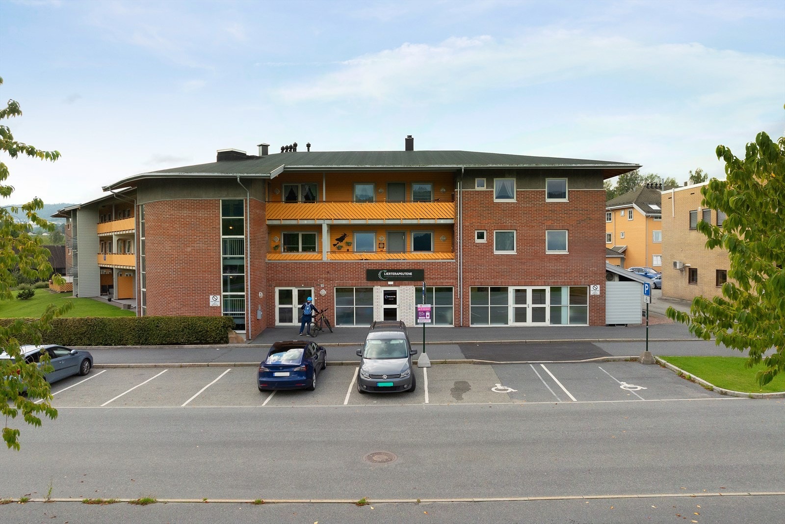 Opparbeidede fellesarealer. Asfaltert innkjørsel og gårdsplass. Parkering på felles gårdsplass. Galleribilde