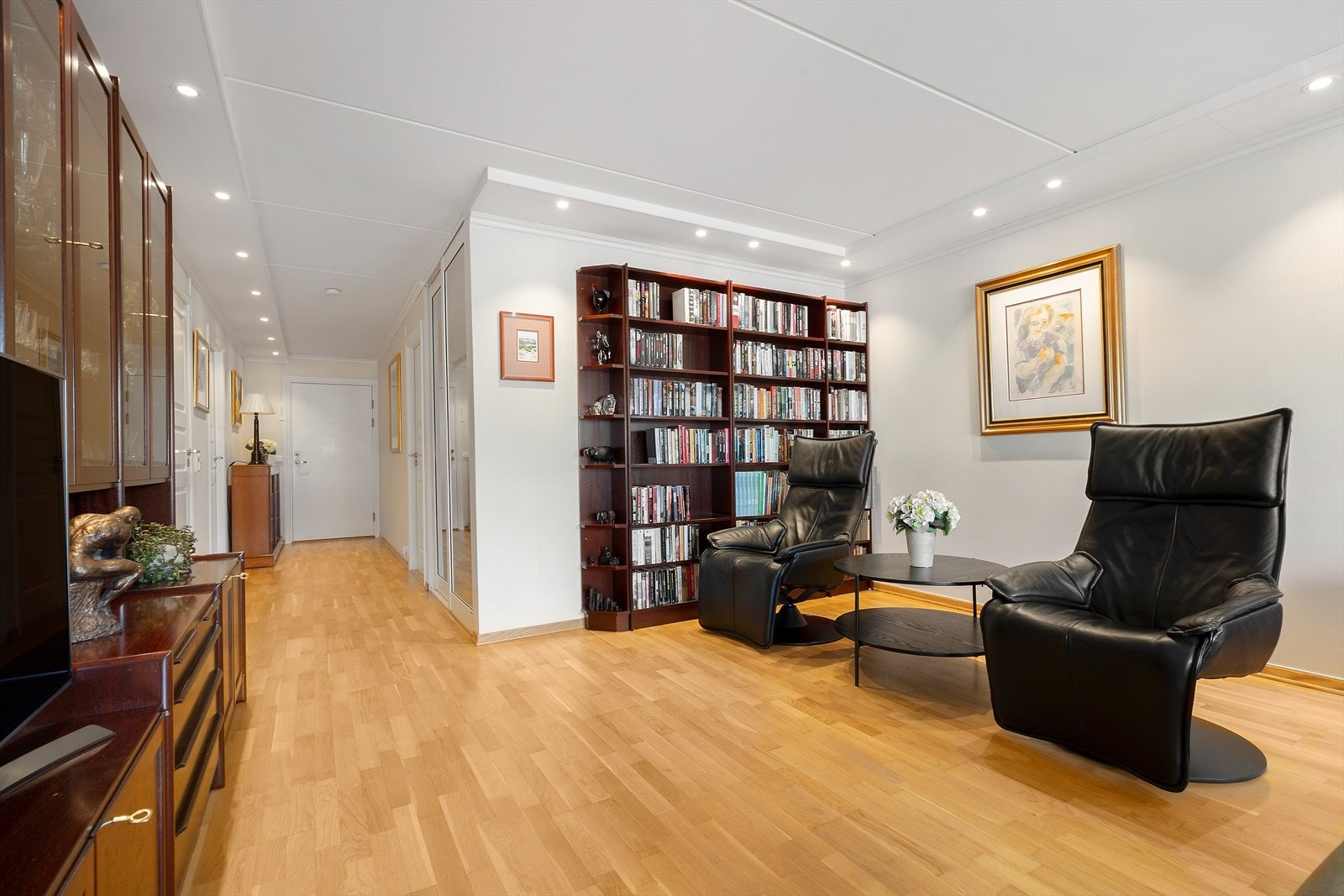 Gulvet er belagt med parkett og veggene er holdt i en lys fargepallett. Galleribilde