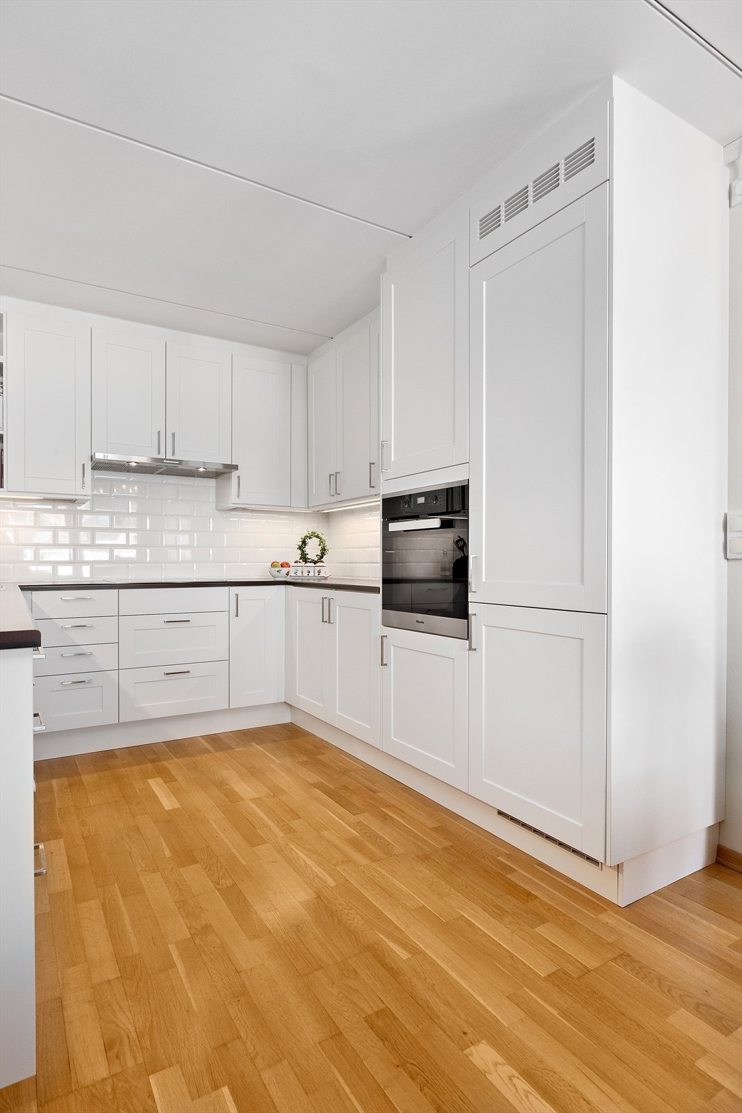 Kjøkkenet er utstyrt med Miele hvitevarer som kjøl/fryseskap, oppvaskmaskin, induksjonstopp, stekeovn. Vannstoppstystem. Det er kjøkkenventilator med avtrekk ut. Ventilator har innebygd komfyrvakt. Galleribilde