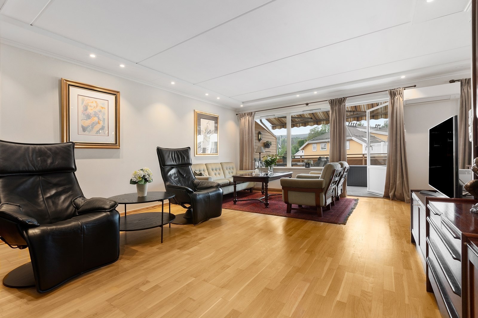 Stuen fremstår som romslig og innbydende, med store vindusflater til stuen som slipper inn rikelig med dagslys og gir en luftig atmosfære. Galleribilde