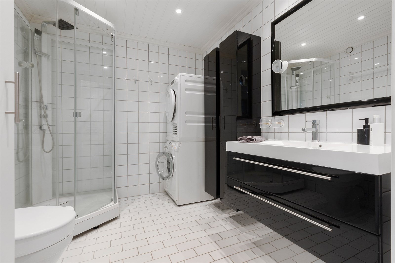 Badet er flislagt og har varmekabler i gulv for ekstra komfort. Galleribilde