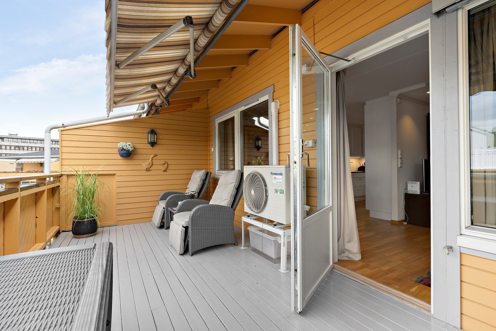 Fin toppleilighet beliggende midt i sentrum av Lierbyen med "alle" fasiliteter i umiddelbar nærhet. Galleribilde