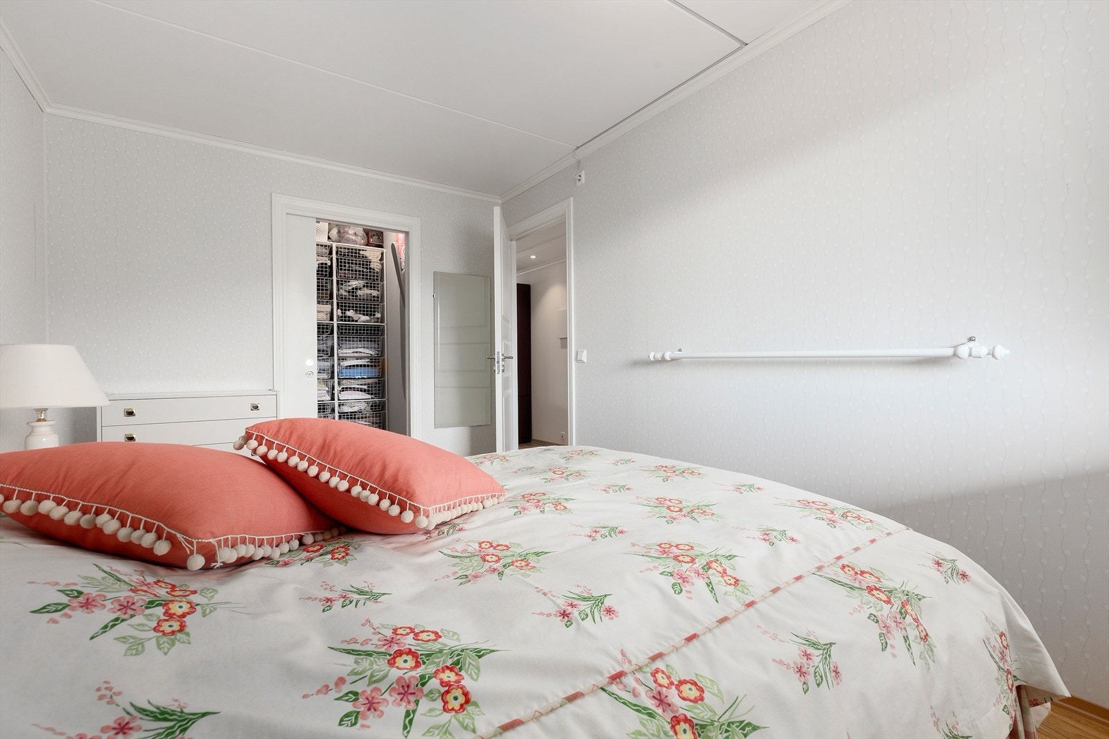 Herfra har man tilgang til et praktisk garderoberom, som enkelt kan innredes som walk-in closet. Galleribilde