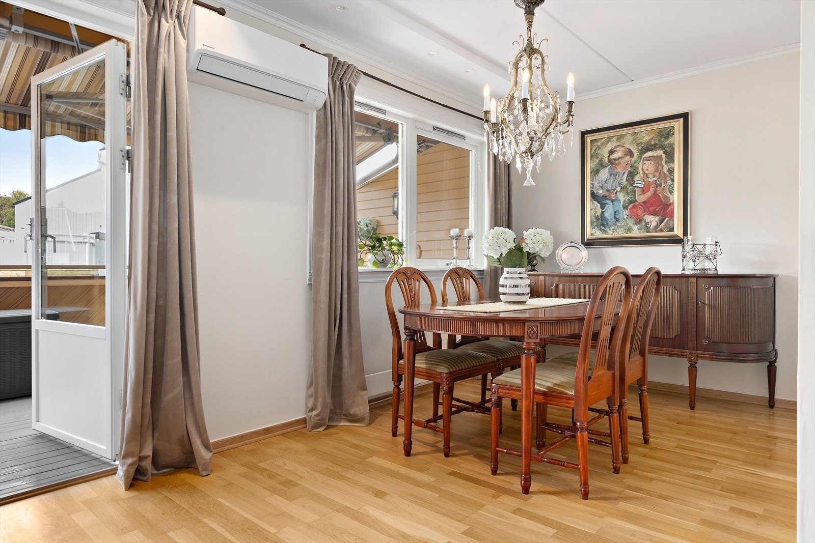 Det er varmepumpe i spisestuen som sikrer jevn varme og gir mulighet til kjøling på varme sommerdager Galleribilde