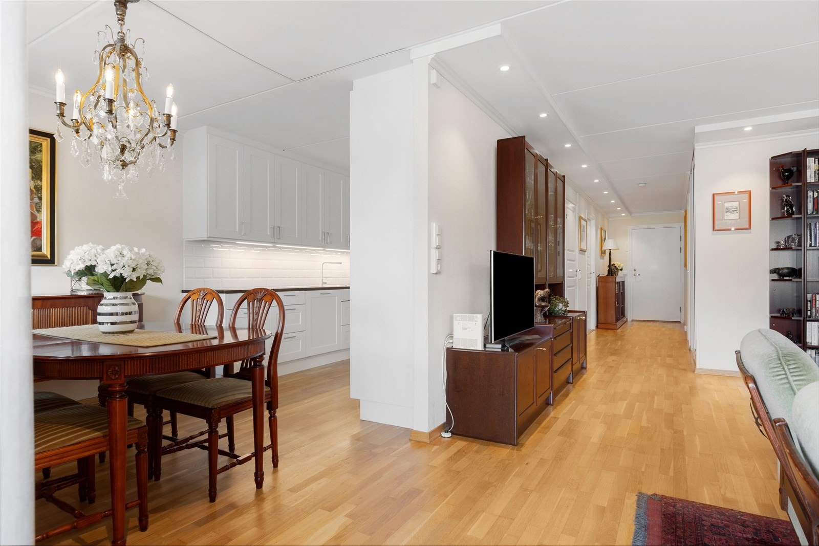 Spisestuen har sin naturlige plass som en forlengelse fra kjøkkenet. Galleribilde