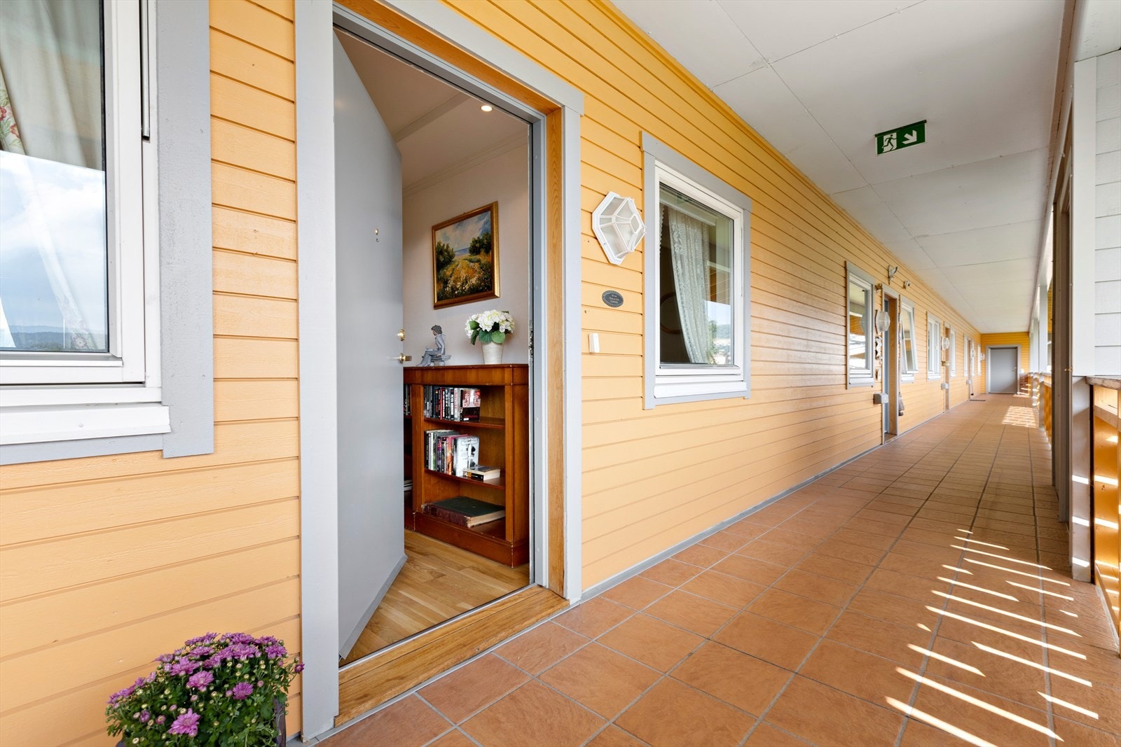 Velkommen inn! Enkel adkomst med heis direkte opp fra garasjekjeller og med overbygget svalgang hvor morgensolen kan nytes Galleribilde