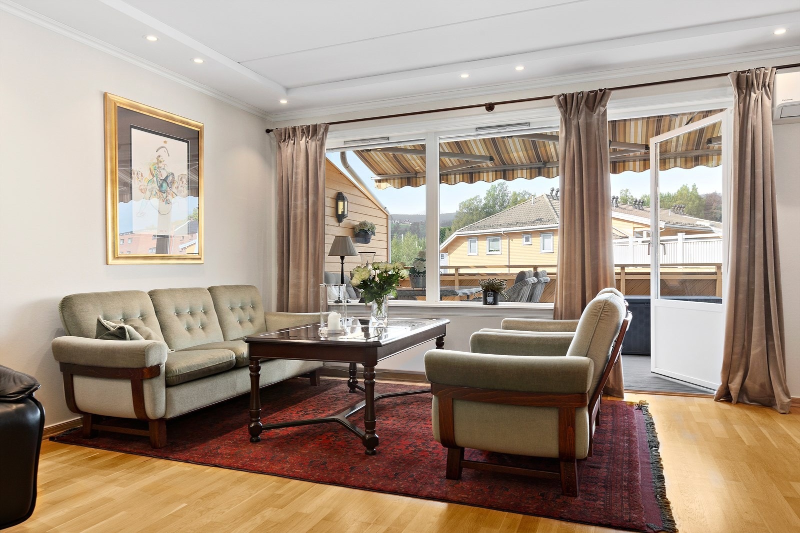 Leiligheten er vesentlig oppgradert i 2017 med malte slette flater, nytt kjøkken, downlights i himling på badet og i spottekasse i stuen og entré. Galleribilde