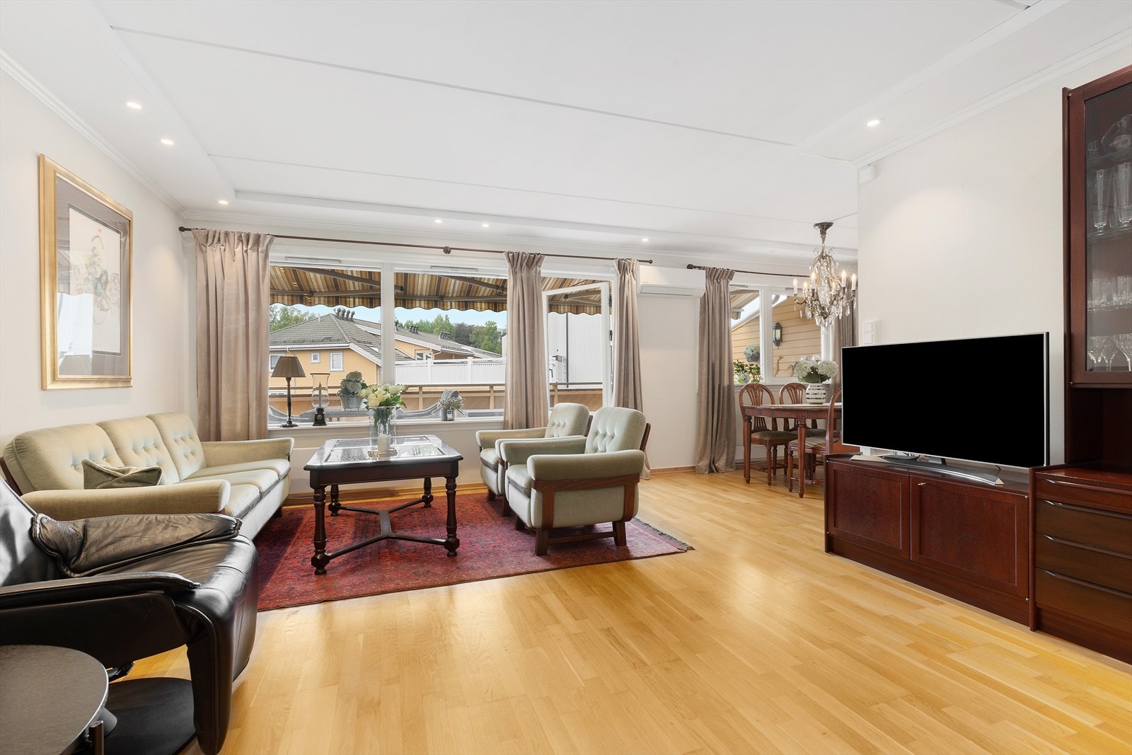 Rommets utforming gir gode møbleringsmuligheter, med plass til både en komfortabel sofagruppe og et større spisebord. Galleribilde