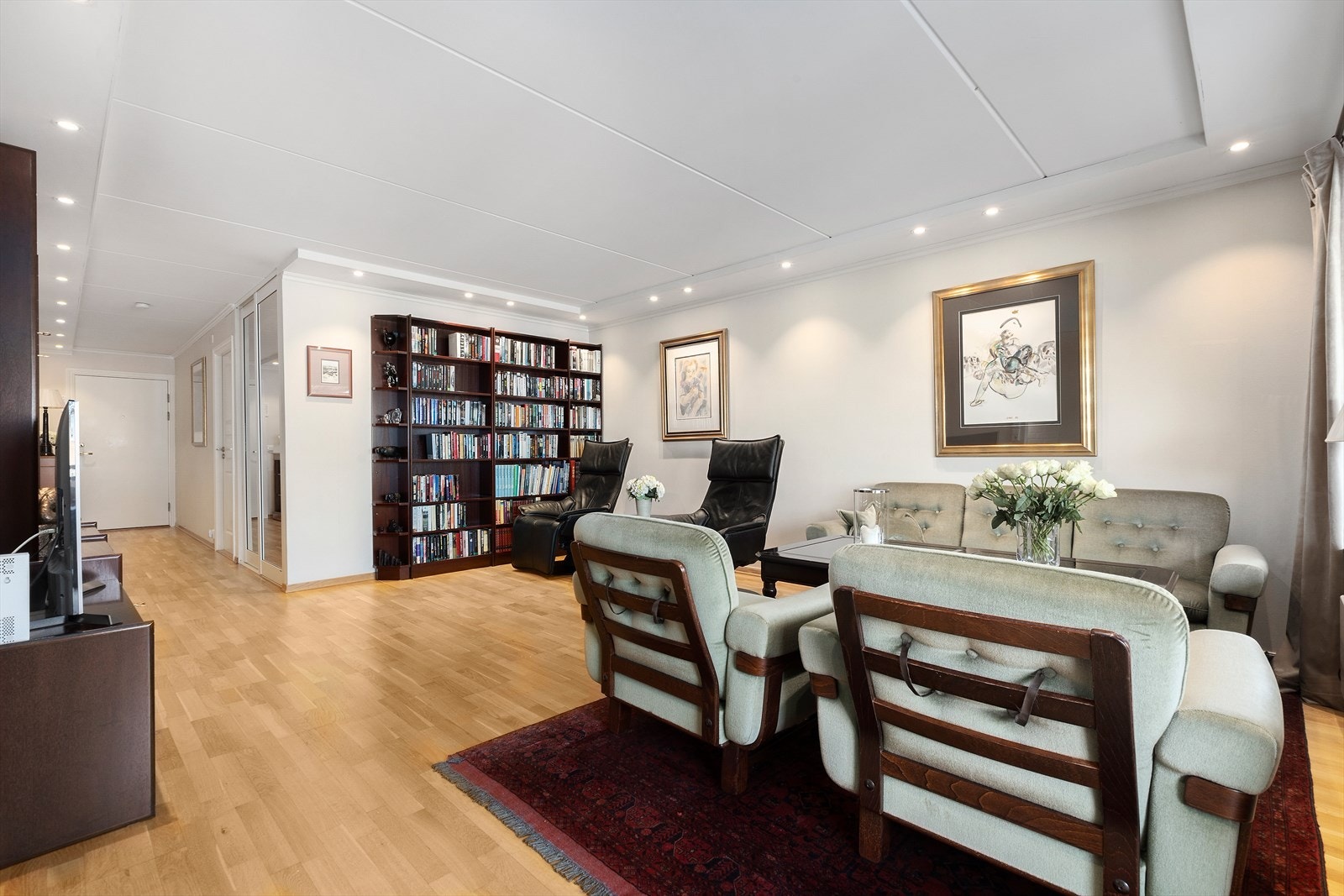 Mye naturlig lys inn via gode vindusflater. Galleribilde