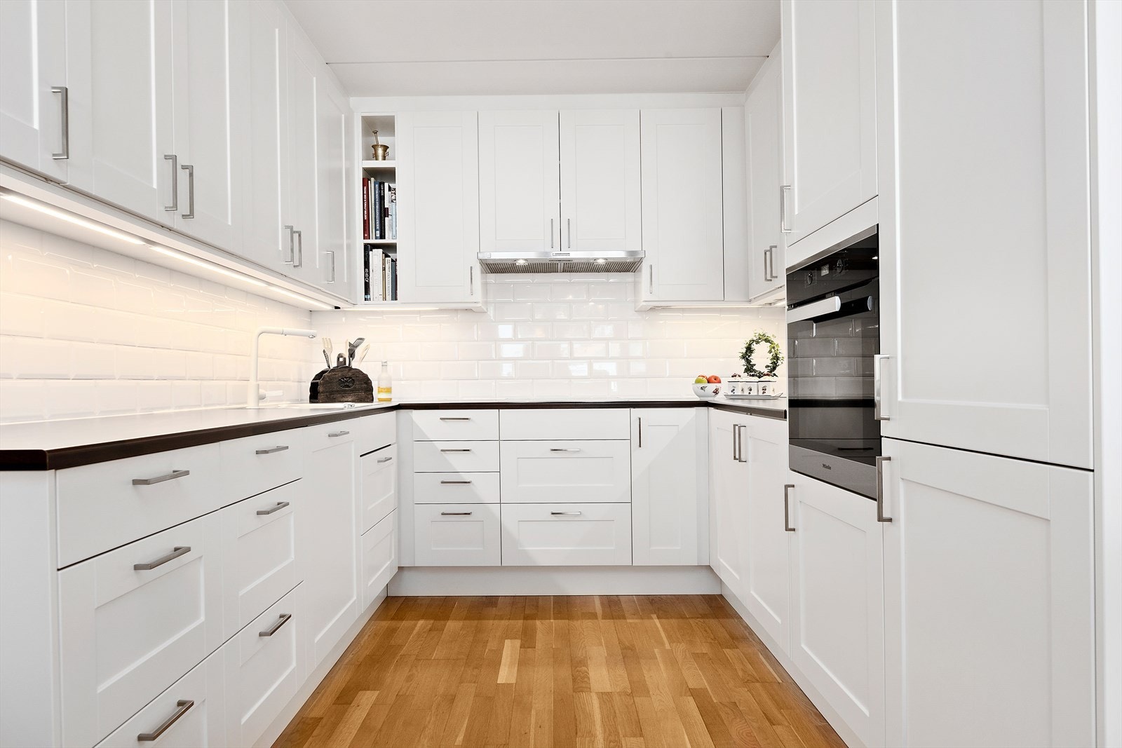 Løsningen er både funksjonell og trivelig, med godt med skapplass og praktiske arbeidsflater. Galleribilde