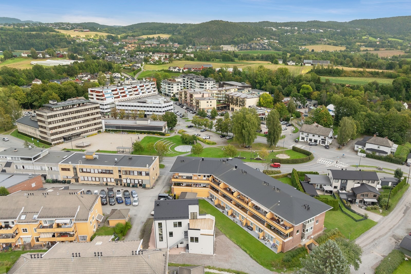 Kort vei til moderne Hegg barneskole samt Lierbyen ungdomsskole. Galleribilde