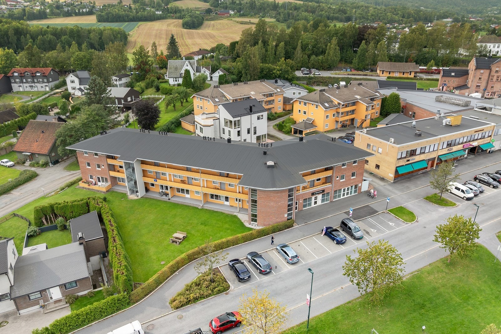 Selveierleilighet beliggende i 3. etasje (toppetasje) i hjertet av Lierbyen. Galleribilde