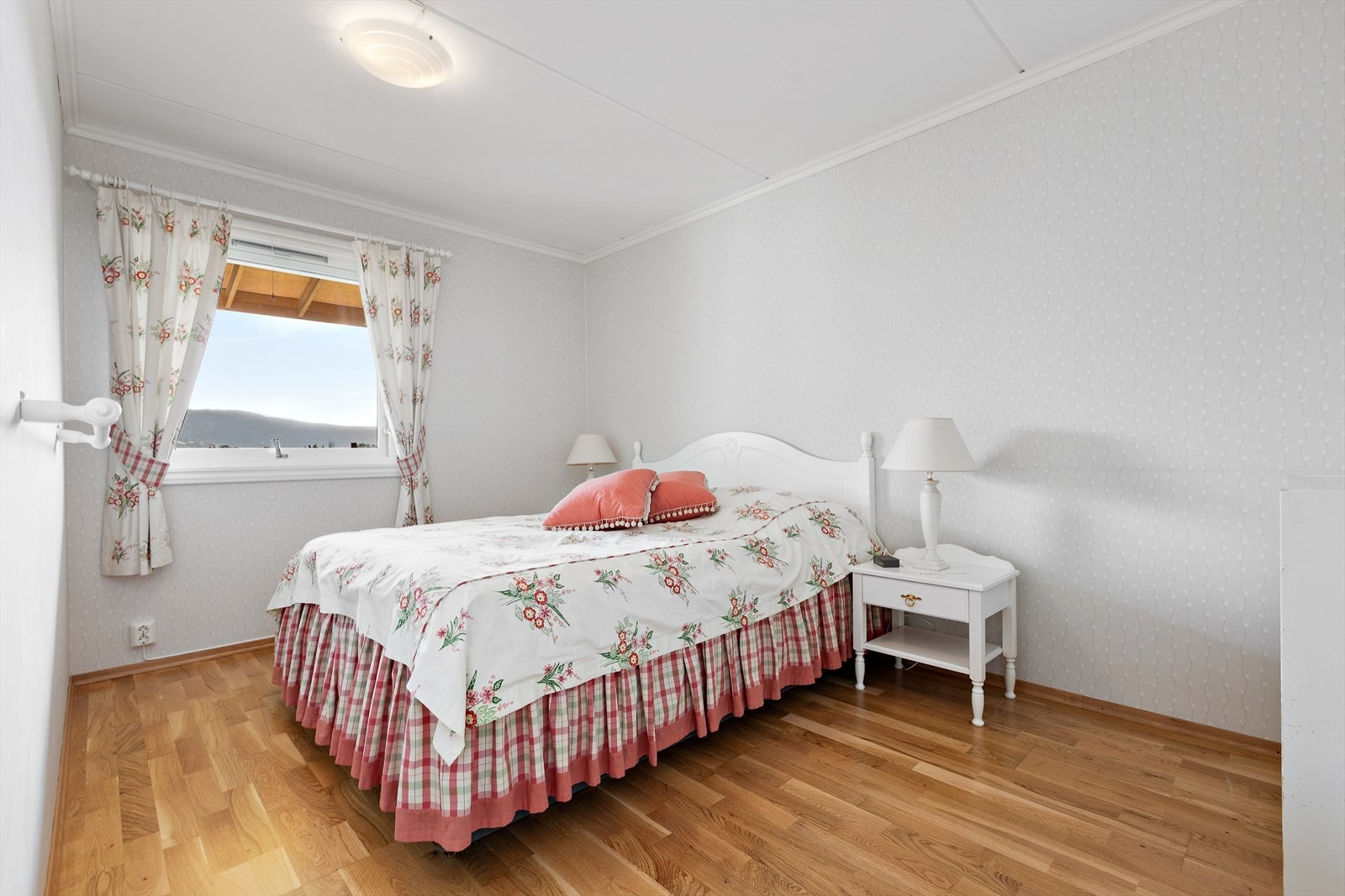 Hovedsoverommet er lyst og romslig, med plass til dobbeltseng og nattbord. Galleribilde