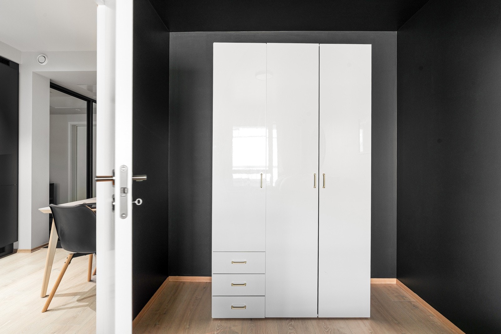 Plass for å etablere praktise og lekre plassbygde garderobeløsninger. Galleribilde