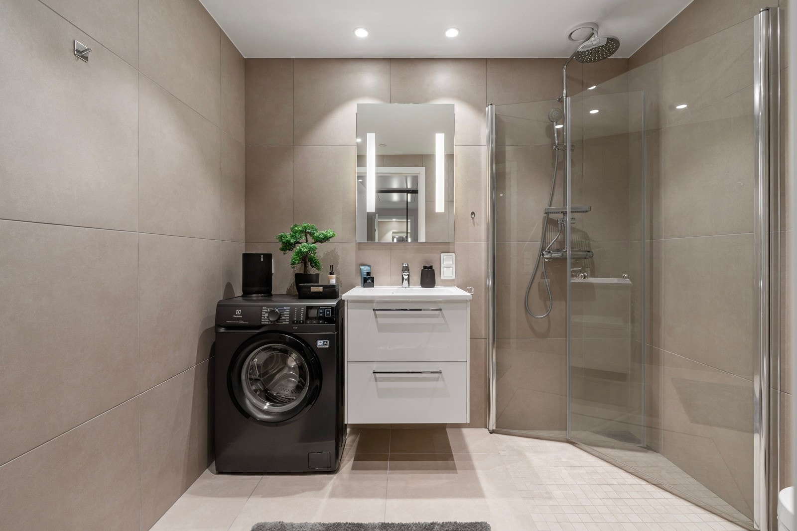 Flislagt bad med lekre fliser i storformat. Galleribilde