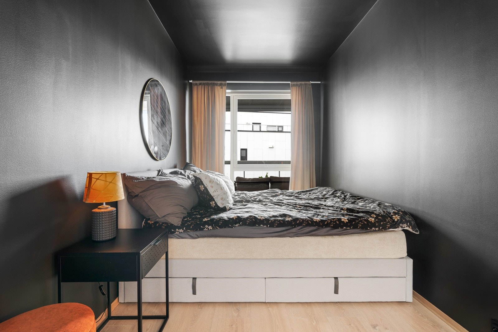 Soverommet er av fin størrelse med plass for stor seng og tilhørende nattbord. Galleribilde