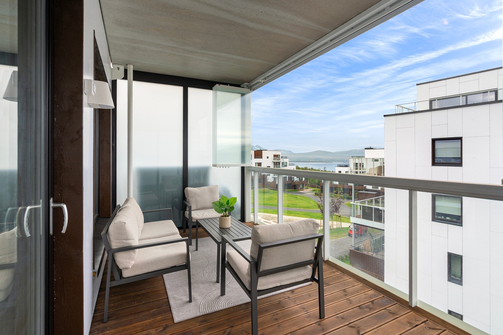 Balkongen er takoverbygd og innglasset - så denne kan du nyte uansett vær! Galleribilde