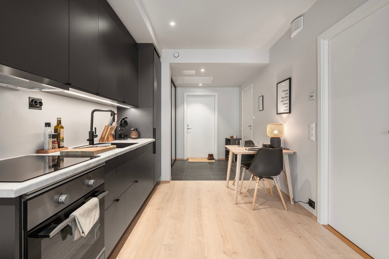 Her bor du med lave felleskostnader i et av byens mest attraktive strøk. Fra blokken har du nærhet til flotte turområder som Prestvannet og lysløypa som strekker seg over store deler av Tromsøya. Galleribilde