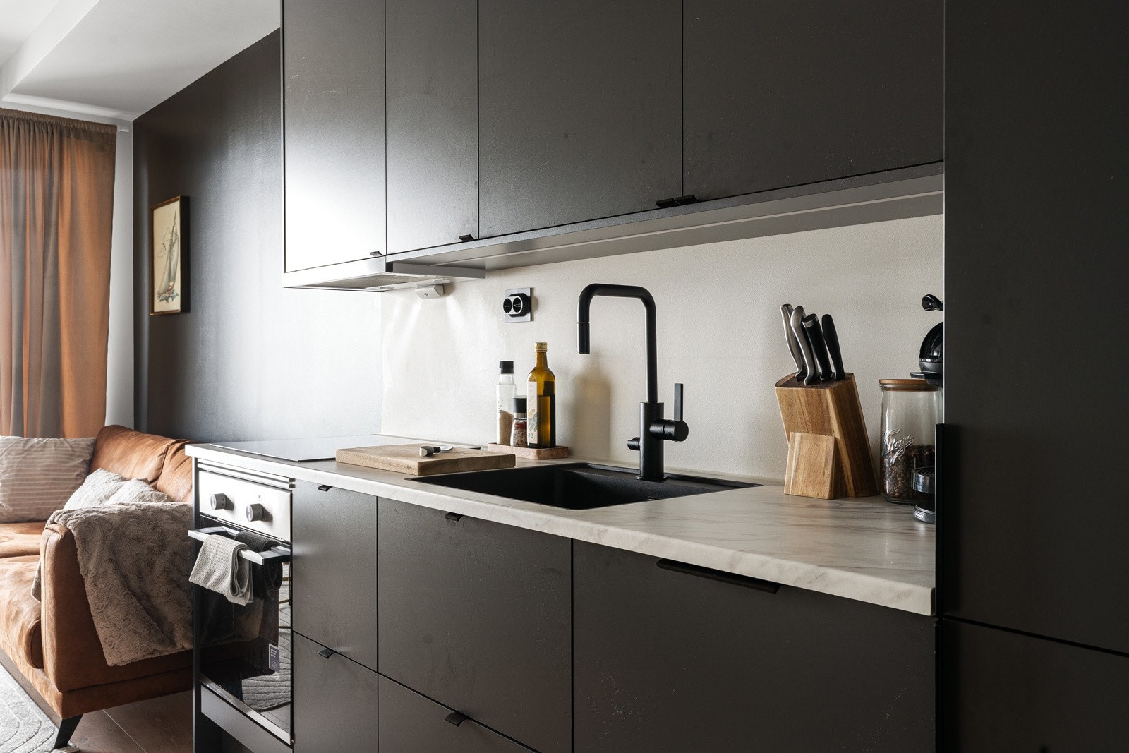 Delikat kjøkken i sort utførelse med glatte fronter fra kvalitetsleverandøren Nova. Galleribilde